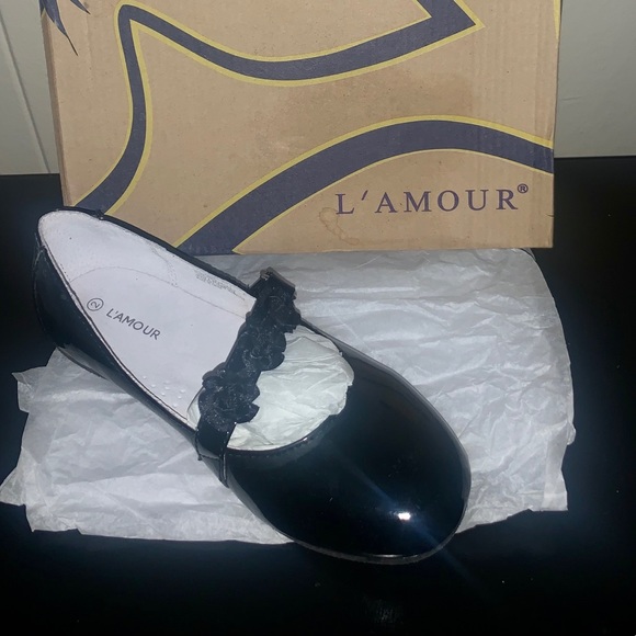 Little Girl Shoes - Picture 1 of 2